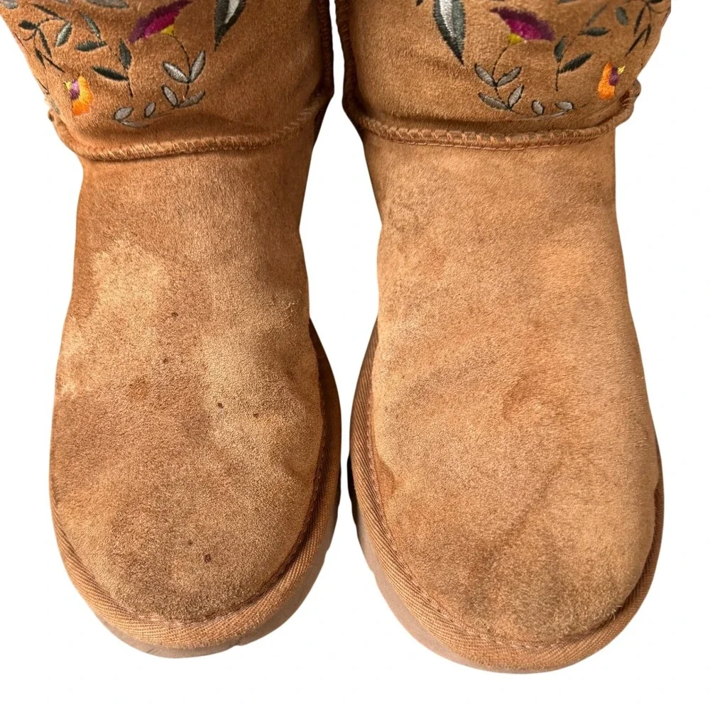 UGG Australia 1005760 Chestnut Suede Floral Embroidered Boots 8 Womens Pull On